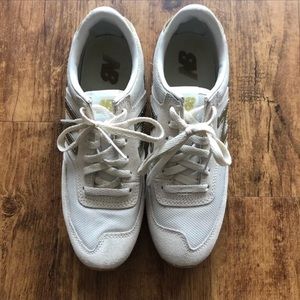 Women’s White and gold new balance tennis shoes